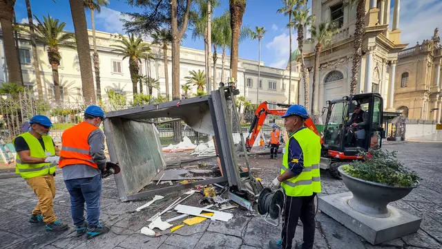 Smantellate le bancarelle abusive di Pompei. Napoli 28 Novembre 2024 ANSA / CESARE ABBATE