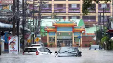 epa11745165 Cars are submerged in water at a flooded street during a downpour in central Yala, southern province, Thailand, 28 November 2024. Seven provinces in southern Thailand are facing severe flooding after heavy rains caused by a strong northeast monsoon, affecting thousands of people and forcing the closure of schools and roads, according to the Department of Disaster Prevention and Mitigation. EPA/NAKHARIN CHINNAWORNKOMOL