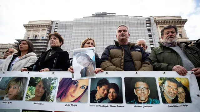 I parenti delle vittime, davanti la Cassazione. in attesa della sentenza per la tragedia di Rigopiano, dove il 18 gennaio del 2017 morirono 29 persone nel crollo dell'hotel travolto da una valanga, Roma, 28 novembre 2024. ANSA/ANGELO CARCONI