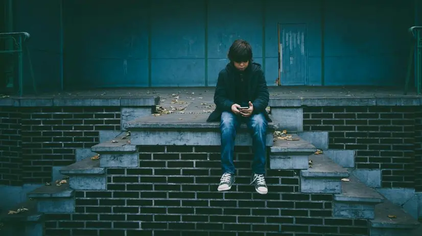 Un bambino al telefono - Foto Unsplash