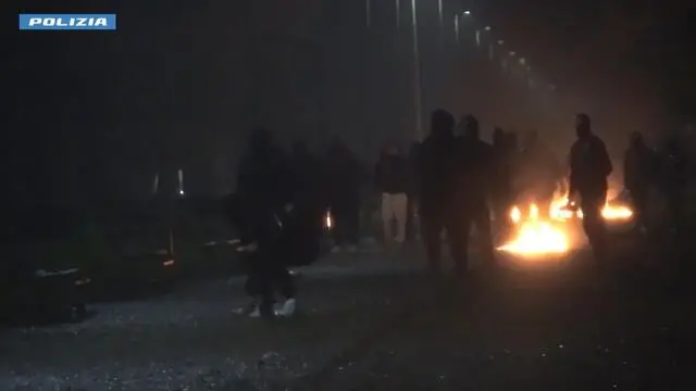 Notte di tensione al Corvetto, quartiere periferico di Milano, dove un centinaio di giovani hanno protestato, come ieri nel quartiere e il giorno prima in un'arteria stradale vicina, per la morte di Ramy Elgaml deceduto in un incidente stradale nella notte fra sabato e domenica in scooter durante un inseguimento dei carabinieri, 26 novembre 2024. Dalle 22.30 ci sono stati roghi, vandalismi e lanci di bottiglie e petardi verso la Polizia che ha risposto con cariche di alleggerimento e lacrimogeni. ANSA/US POLIZIA ++++ NPK ++++ NO SALES, EDITORIAL USE ONLY +++