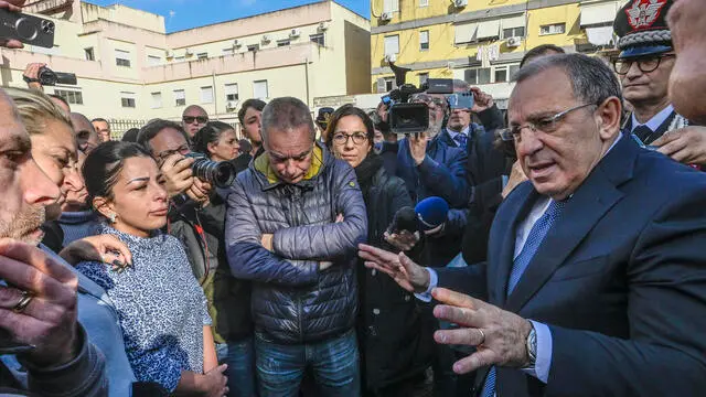 Il prefetto di Napoli, MIchele di Bari, incontra le persone sfrattate a Caivano, 28 novembre 2024. ANSA/CIRO FUSCO