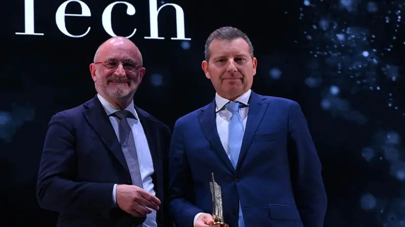 Claudio Vigasio di Able Tech riceve il premio dal rettore Francesco Castelli - Foto New Reporter Favretto © www.giornaledibrescia.it