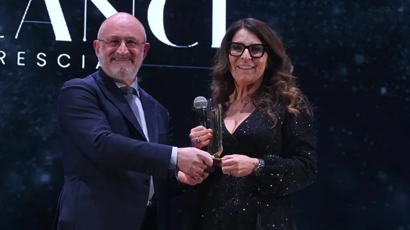 Maria Grazia Adorno, di Biogei Cosmetici, riceve il premio dal rettore Francesco Castelli - Foto New Reporter Favretto © www.giornaledibrescia.it