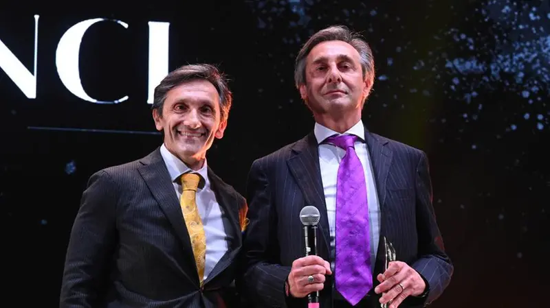 Davide Vaia, di Vaia Car, riceve il premio da Ivan Losio - Foto New Reporter Favretto © www.giornaledibrescia.it