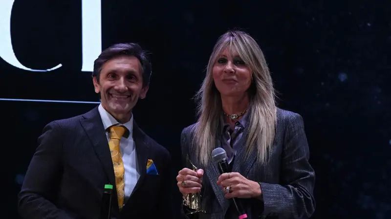 Cristiana Bosetti, di Nordival, riceve il premio da Ivan Losio - Foto New Reporter Favretto © www.giornaledibrescia.it