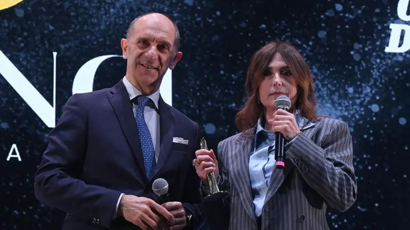 Paola Gnutti (Eural Gnutti) premiata da Marco Nava, direttore regionale Lombardia Sud Intesa Sanpaolo - Foto New Reporter Favretto © www.giornaledibrescia.it