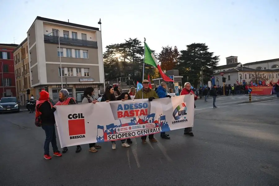 Sciopero generale, il corteo dei lavoratori a Brescia