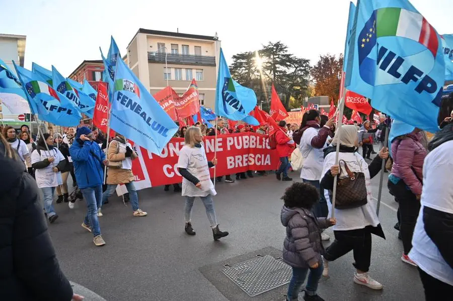 Sciopero generale, il corteo dei lavoratori a Brescia