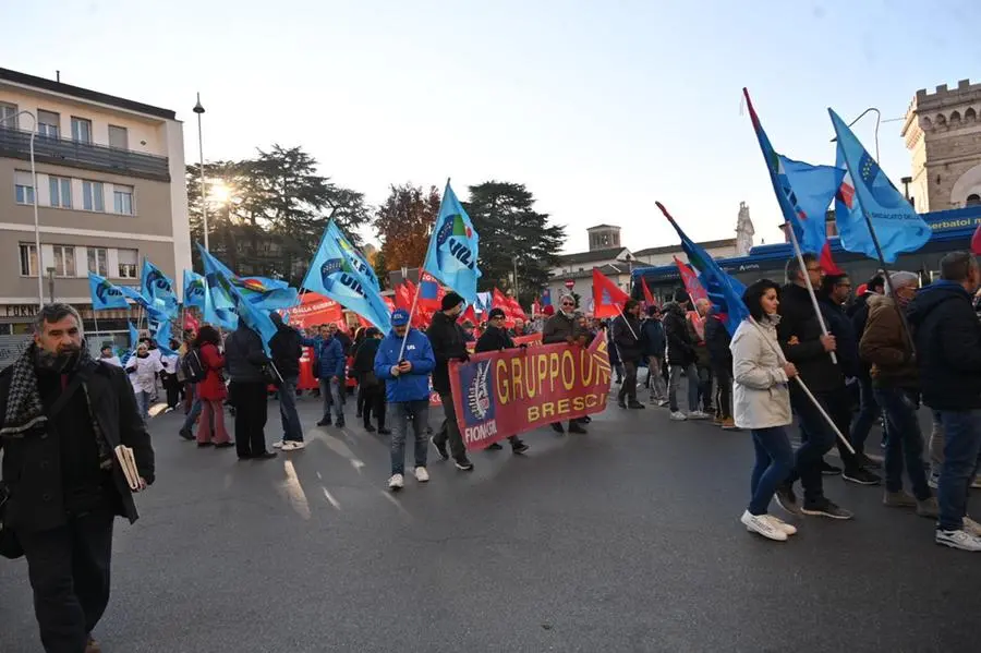 Sciopero generale, il corteo dei lavoratori a Brescia