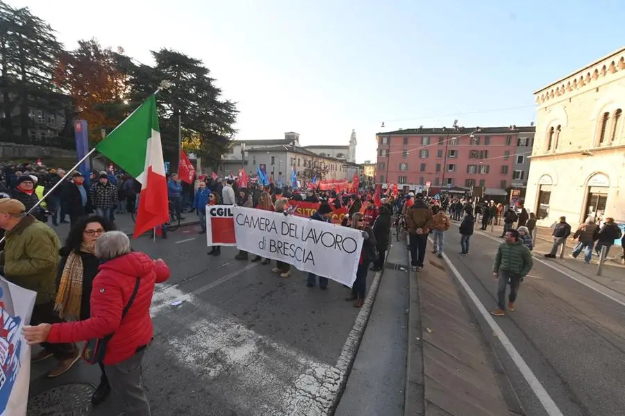 Sciopero generale, il corteo dei lavoratori a Brescia