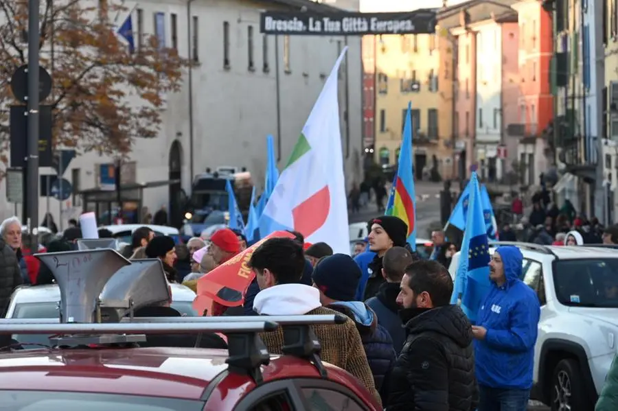 Sciopero generale, il corteo dei lavoratori a Brescia