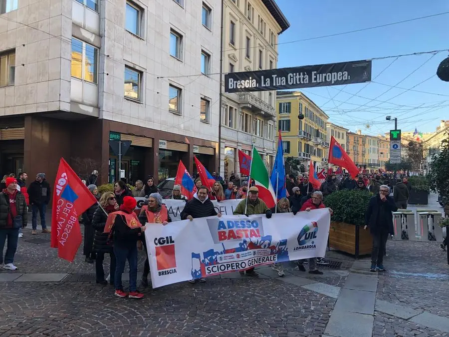 Sciopero generale, il corteo dei lavoratori a Brescia