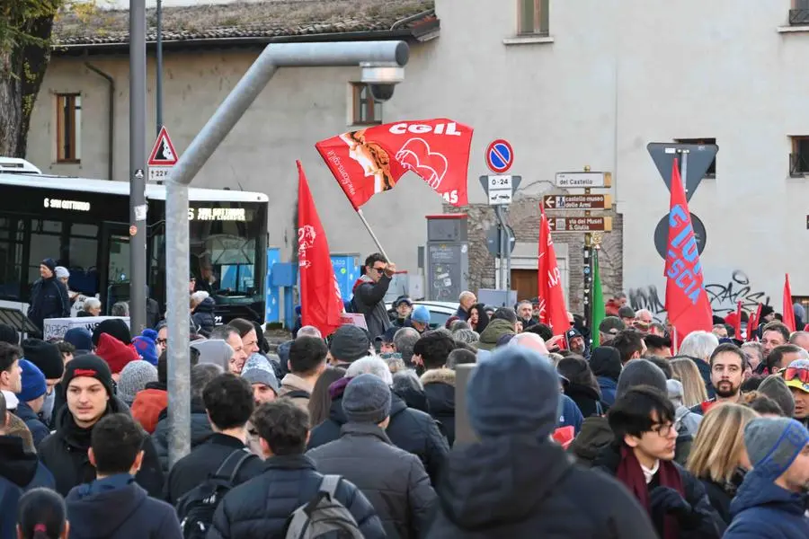 Sciopero generale, il corteo dei lavoratori a Brescia