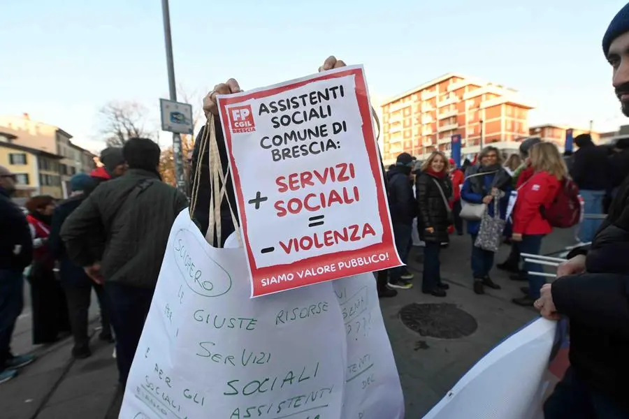 Sciopero generale, il corteo dei lavoratori a Brescia