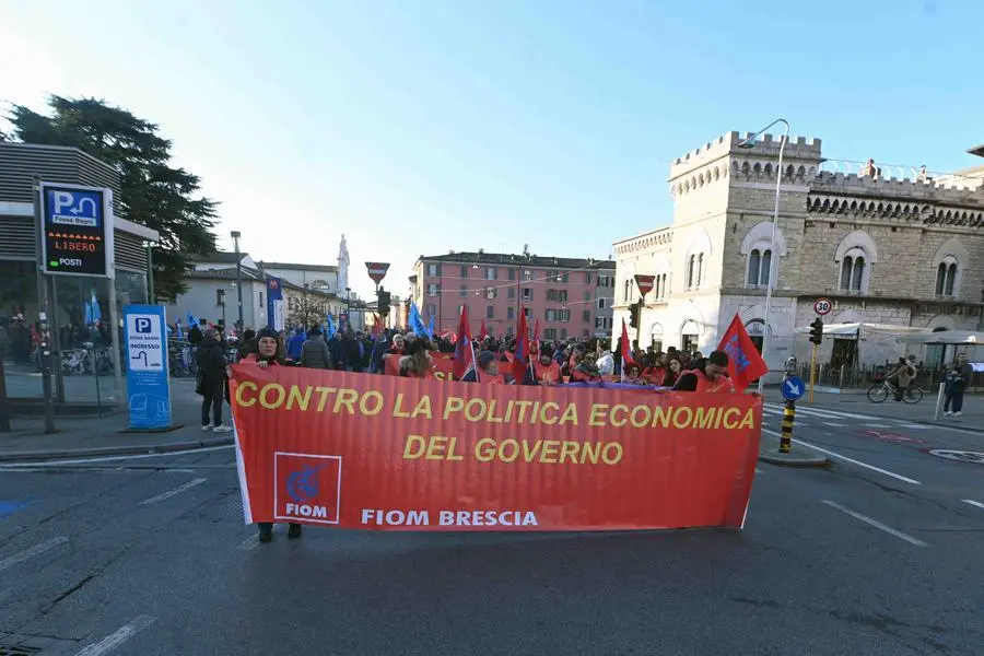 Sciopero generale, il corteo dei lavoratori a Brescia