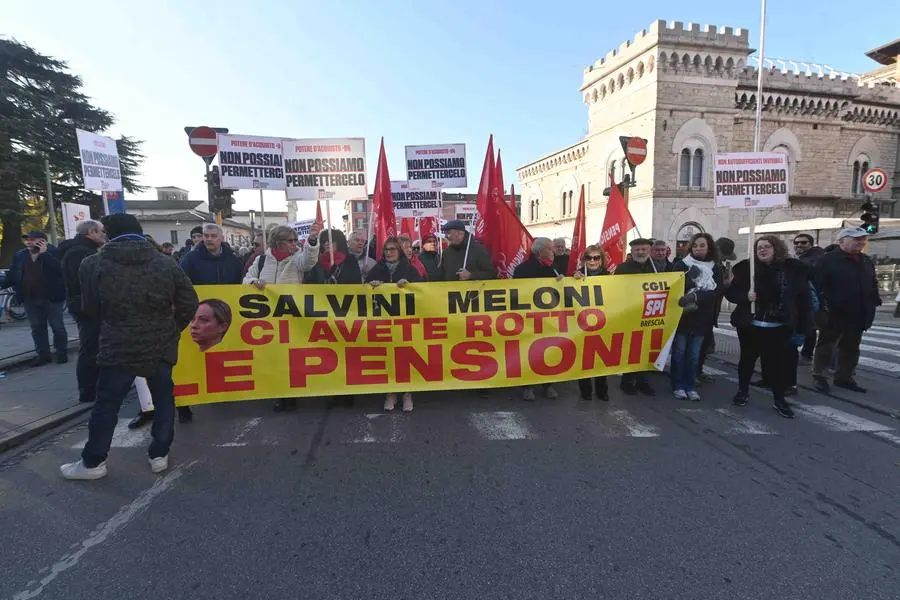 Sciopero generale, il corteo dei lavoratori a Brescia