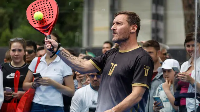 Francesco Totti durante la sfida con Jannik Sinner sul campo di padel nell’ambito degli Internazionali di Tennis, Roma 15 maggio 2023. ANSA/FABIO FRUSTACI