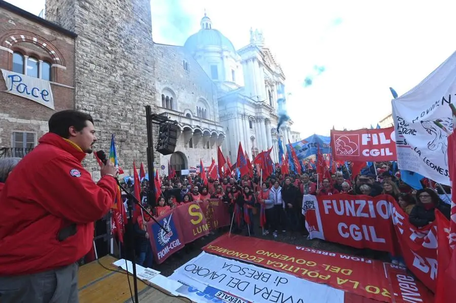 Sciopero generale, il corteo dei lavoratori a Brescia