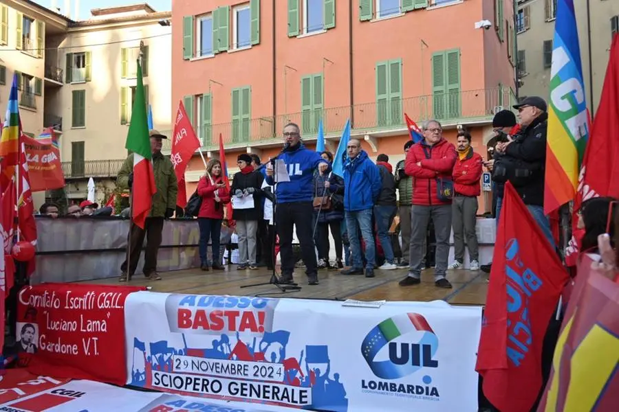 Sciopero generale, il corteo dei lavoratori a Brescia