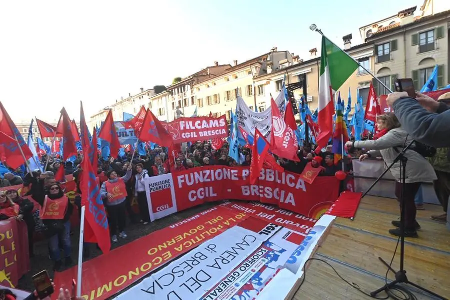 Sciopero generale, il corteo dei lavoratori a Brescia