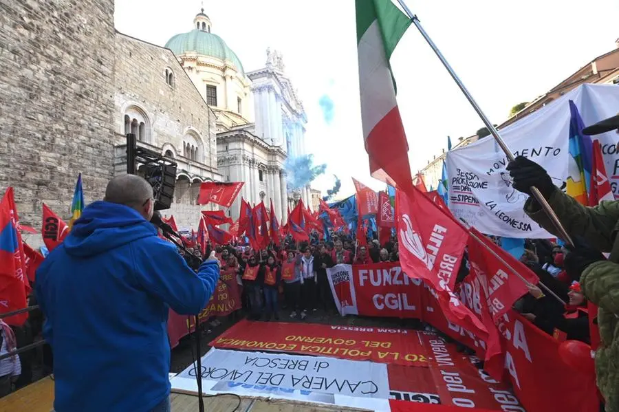 Sciopero generale, il corteo dei lavoratori a Brescia