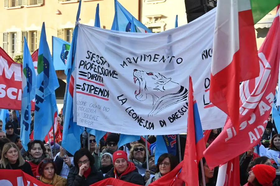 Sciopero generale, il corteo dei lavoratori a Brescia