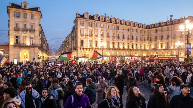Migliaia le persone che sabato 16 novembre 2024 hanno preso parte alla manifestazione pro Palestina, all'indomani dagli scontri e dalle tensioni tra Polizia e studenti. Il corteo ha sfilato nelle vie del centro di Torino in maniera pacifica ANSA/JESSICA PASQUALON