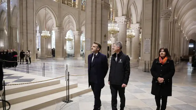 epa11747198 French President Emmanuel Macron (L) during a visit of Notre-Dame de Paris cathedral in Paris, France, 29 November 2024. French President Macron is visiting the cathedral's construction site on 29 November, to thank the donors and people who worked to rebuild the monument after it was severely damaged in a fire that broke out on 15 April 2019. The Paris Cathedral will be officially inaugurated after nearly six years of renovation work on 07 December 2024. EPA/CHRISTOPHE PETIT TESSON / POOL
