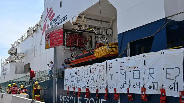 L'arrivo a.ponte Doria nel porto di Genova della Geo Barents, la nave di medici senza frontiere con 165 migranti salvati nel Mediterraneo, dopo la sosta a Lampedusa per sbarcare undici salme recuperate in mare. Genova, 11 giugno 2024. ANSA/LUCA ZENNARO ZENNARO