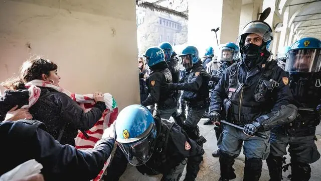 Meloni day, la manifestazione degli studenti contro la politica sulla scuola del governo italiano e pro Palestina. Torino 15 novembre 2024 ANSA/TINO ROMANO