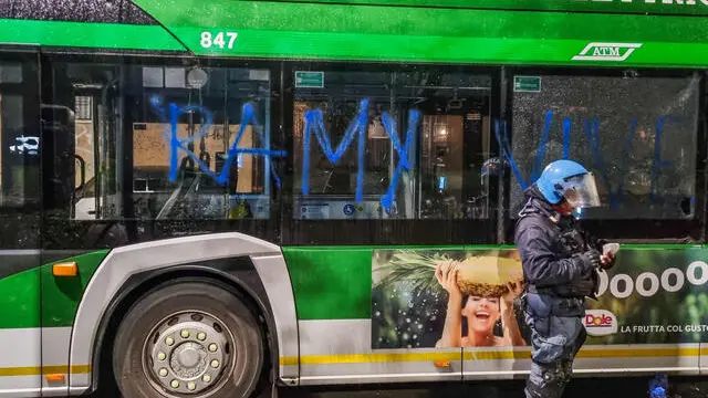 Assalto al filobus della linea 93 nel quartiere Corvetto, Milano, 26 Novembre 2024, Ansa/Andrea Fasani,