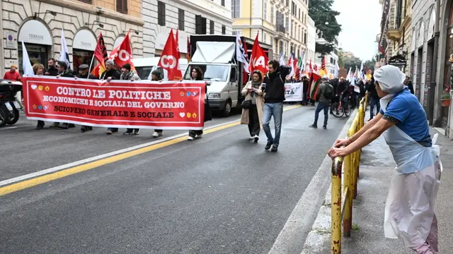 Un momento della manifestazione indetta dai sindacati di base Cobas, Cub e Clap, per protesta contro il governo Meloni a Roma, 29 novembre 2024. ANSA/MAURIZIO BRAMBATTI