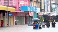 epa11745166 Residents wade through water at a flooded street during a downpour in central Yala, southern province, Thailand, 28 November 2024. Seven provinces in southern Thailand are facing severe flooding after heavy rains caused by a strong northeast monsoon, affecting thousands of people and forcing the closure of schools and roads, according to the Department of Disaster Prevention and Mitigation. EPA/NAKHARIN CHINNAWORNKOMOL