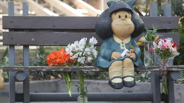 epa08710546 People visit statues of Quino characters at the Aristides street, in Villanueva, Mendoza, Argentina, 30 September 2020. Argentine cartoonist JoaquÃn Salvador Lavado, known as 'Quino' and popular for being the creator of Mafalda, died on 30 September 2020 in Mendoza, his hometown, at the age of 88. EPA/Marcelo Ruiz
