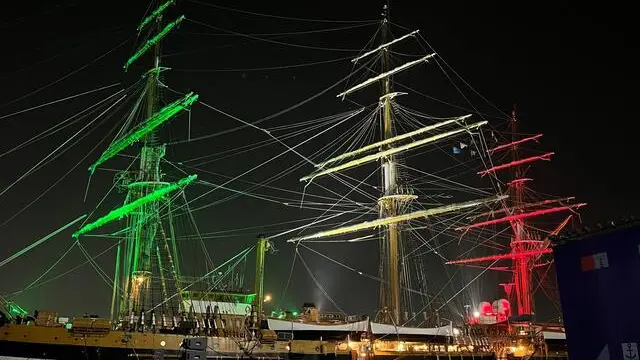 La nave Vespucci in porto a Mumbai, 27 novembre 2024. La cultura, l'innovazione, il mercato del lusso e gli investimenti sono in sintesi i principali settori in cui si articolerà l'ampio programma di eventi organizzato a Mumbai in occasione della sosta della Vespucci e del contemporaneo allestimento del Villaggio Italia tra il 29 novembre e il 2 dicembre prossimi. ANSA / Enrico Tibuzzi