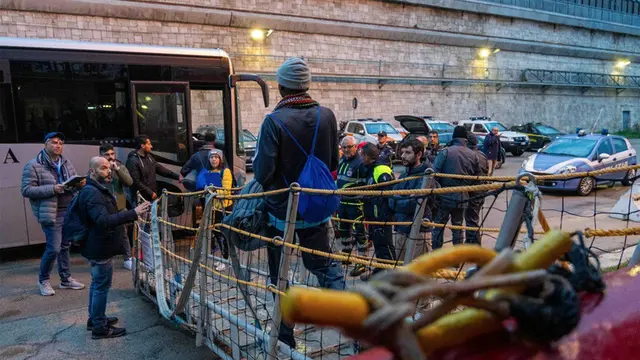 Ieri, dopo diverse richieste, ci è stato assegnato Brindisi come porto sicuro, a causa del maltempo. Stamane 48 naufraghi sono sbarcati dalla #OceanViking. Col decreto Piantedosi, le ONG SAR sono costrette a lasciare il Mediterraneo pur avendo la capacità di salvare altre persone