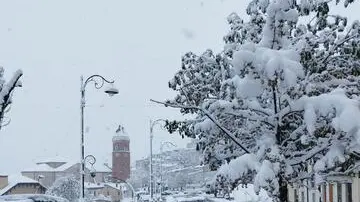 Ancora neve primaverile sull'Appennino abruzzese. Circa 20 centimetri sono caduti nella notte a quota 1600 metri, imbiancate anche località a 750-800 metri, Roccaraso (L'Aquila), 19 aprile 2024. ANSA / Andrea D'Aurelio