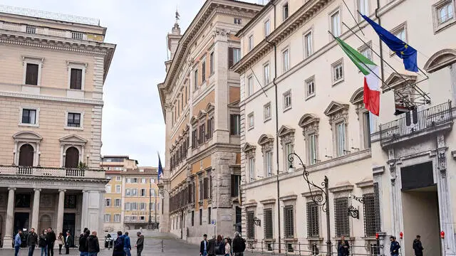 Giornalisti e troupe televisive a piazza Colonna durante la riunione del Consiglio dei Ministri a Palazzo Chigi in occasione della festa dei lavoratori del Primo Maggio, Roma, 01 maggio 2023. ANSA/RICCARDO ANTIMIANI