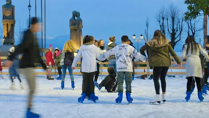 Torna la pista di pattinaggio sul ghiaccio in piazza Cappelletti