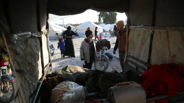 epa11745637 Internally displaced people arrive at a shelter in the town of Al-Bardaqli near the city of Sarmada, north of Idlib, Syria, 28 November 2024, amid ongoing armed conflicts between the Syrian army and opposition forces near Aleppo city. According to the Syrian Response Coordinators Team, there have been 126 recorded attacks by Syrian regime forces on opposition-controlled areas in the past 36 hours. Additionally, Russian and Syrian warplanes launched 85 airstrikes. These attacks have resulted in the displacement of thousands of people, many of whom are seeking refuge in temporary shelters in the Bardaqli, Salqin, and Harem districts. EPA/BILAL AL MAHMOUD