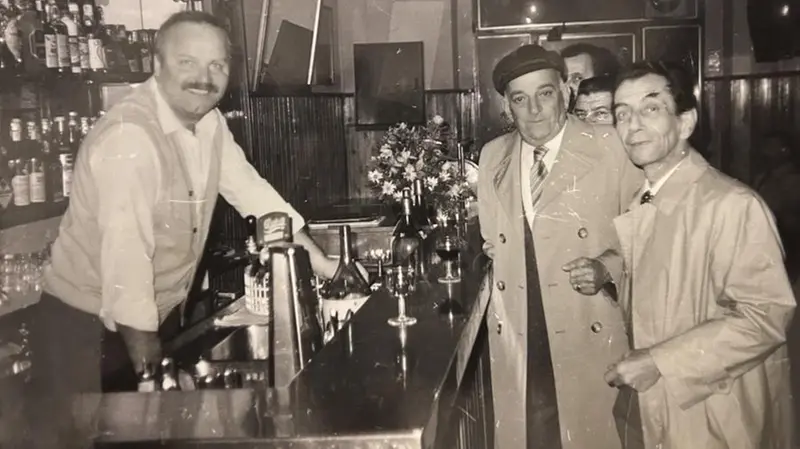 Franco Masserdotti dietro al bancone in una foto d'epoca - © www.giornaledibrescia.it