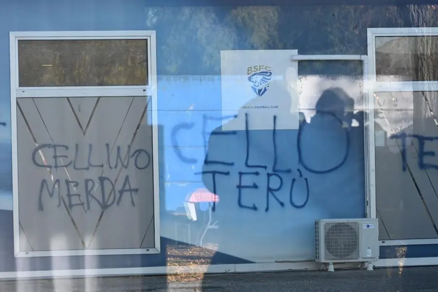 Alcune delle scritte contro Cellino al Rigamonti