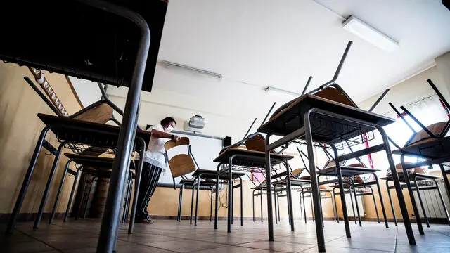 Preparazione alla scuola all’Istituto Comprensivo Statale Torrimpietra ad Aranova in via Michele Rosi in vista dei nuovi banchi con il distanziamento sociale, Roma, 10 settembre 2020. ANSA/ANGELO CARCONI