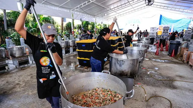 epa11653516 Chefs from the World Central Kitchen organization prepare food for those affected by Hurricane John, in Acapulco, Mexico, 10 October 2024. World Central Kitchen, run by Spanish chef Jose Andres, is delivering 35,000 meals a day to communities in Guerrero, a state in southern Mexico, in the wake of the ravages of Hurricane John, which hit the south of the country more than two weeks ago. EPA/David Guzman