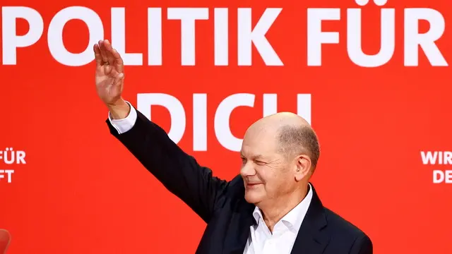 epaselect epa11749085 German Chancellor Olaf Scholz from the Social Democratic Party (SPD) waves as he delivers first campaign speech ahead of 2025 federal elections in SPD party headquarters, in Berlin, Germany, 30 November 2024. EPA/FILIP SINGER
