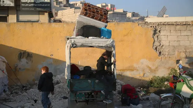 epa11745645 Internally displaced people arrive at a shelter in the town of Al-Bardaqli near the city of Sarmada, north of Idlib, Syria, 28 November 2024, amid ongoing armed conflicts between the Syrian army and opposition forces near Aleppo city. According to the Syrian Response Coordinators Team, there have been 126 recorded attacks by Syrian regime forces on opposition-controlled areas in the past 36 hours. Additionally, Russian and Syrian warplanes launched 85 airstrikes. These attacks have resulted in the displacement of thousands of people, many of whom are seeking refuge in temporary shelters in the Bardaqli, Salqin, and Harem districts. EPA/BILAL AL MAHMOUD