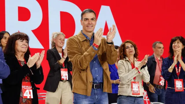 epa11749031 Spain's Prime Minister and Spanish Socialist Workers' Party (PSOE) General Secretary Pedro Sanchez (C) attends the party's 41st Federal Congress in Seville, Spain, 30 November 2024. PSOE Federal Congress takes place from 29 November to 01 December 2024. EPA/JULIO MUNOZ