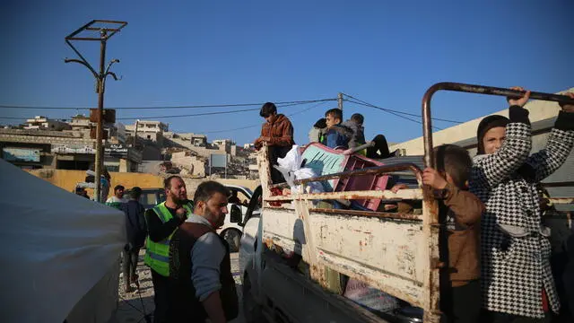 epa11745633 Internally displaced people arrive at a shelter in the town of Al-Bardaqli near the city of Sarmada, north of Idlib, Syria, 28 November 2024, amid ongoing armed conflicts between the Syrian army and opposition forces near Aleppo city. According to the Syrian Response Coordinators Team, there have been 126 recorded attacks by Syrian regime forces on opposition-controlled areas in the past 36 hours. Additionally, Russian and Syrian warplanes launched 85 airstrikes. These attacks have resulted in the displacement of thousands of people, many of whom are seeking refuge in temporary shelters in the Bardaqli, Salqin, and Harem districts. EPA/BILAL AL MAHMOUD