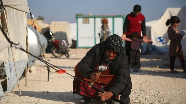epa11745640 Internally displaced people arrive at a shelter in the town of Al-Bardaqli near the city of Sarmada, north of Idlib, Syria, 28 November 2024, amid ongoing armed conflicts between the Syrian army and opposition forces near Aleppo city. According to the Syrian Response Coordinators Team, there have been 126 recorded attacks by Syrian regime forces on opposition-controlled areas in the past 36 hours. Additionally, Russian and Syrian warplanes launched 85 airstrikes. These attacks have resulted in the displacement of thousands of people, many of whom are seeking refuge in temporary shelters in the Bardaqli, Salqin, and Harem districts. EPA/BILAL AL MAHMOUD